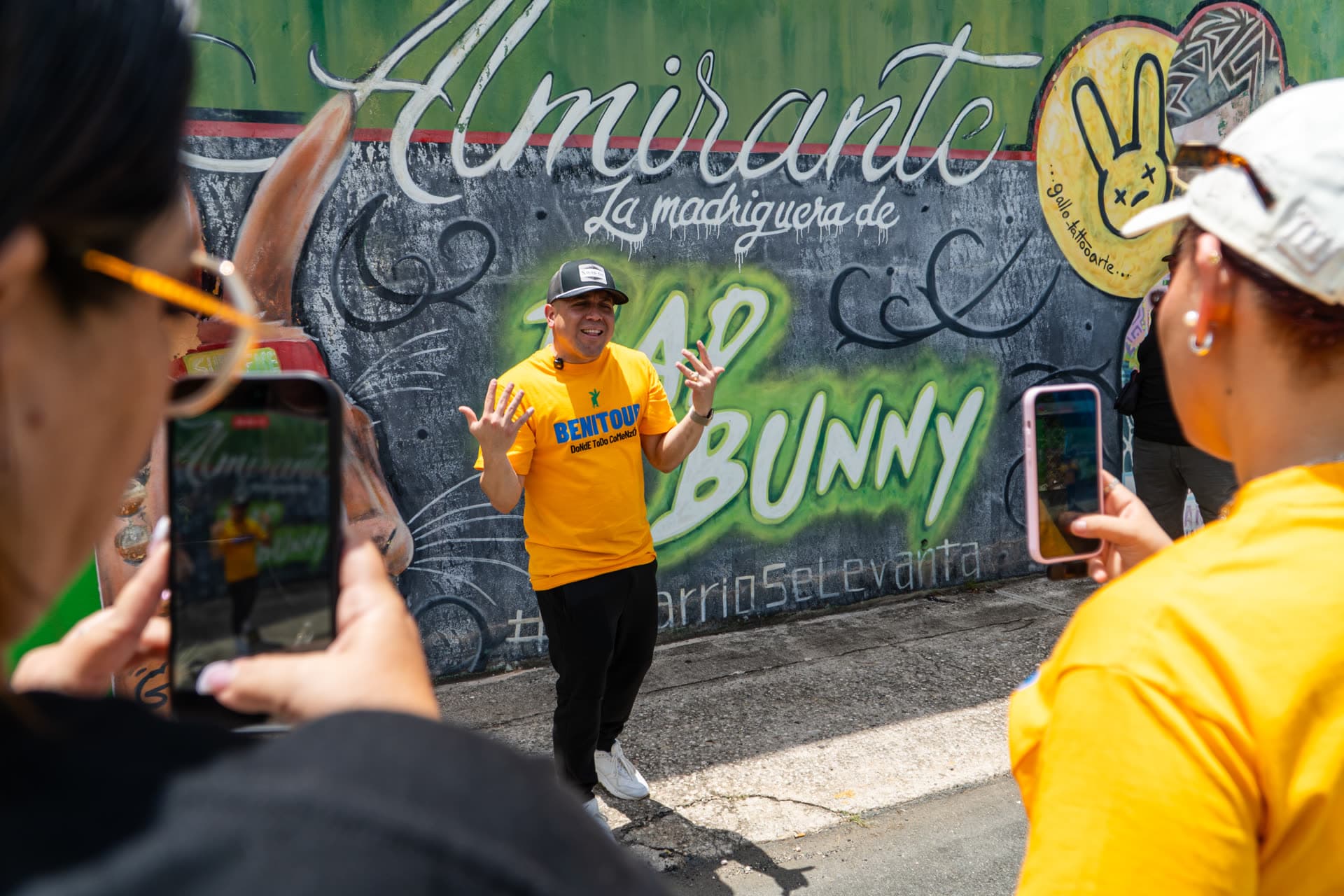 Grupo de Benitour en el barrio de Bad Bunny en Vega Baja, Puerto Rico